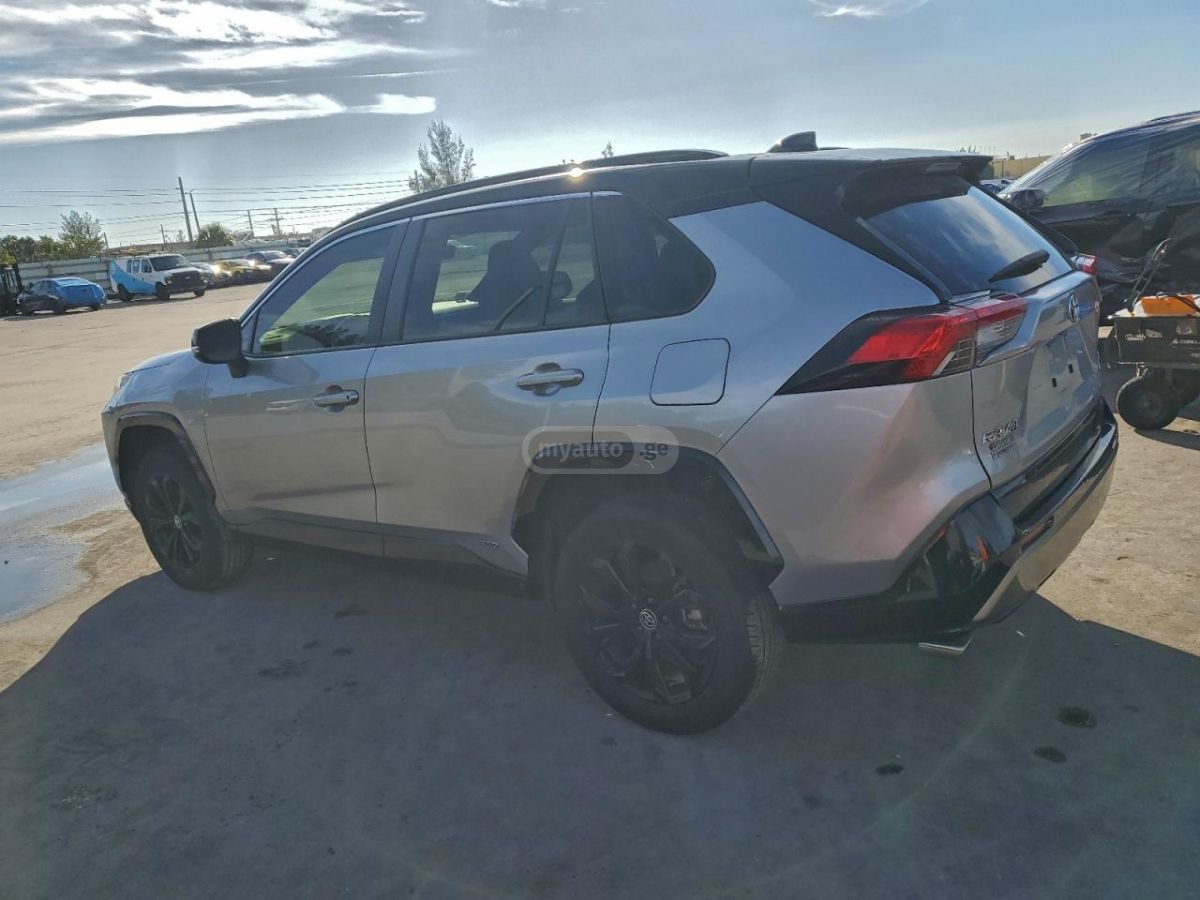 Toyota XSE 4dr All-Wheel Drive CVT — миниатюра 2