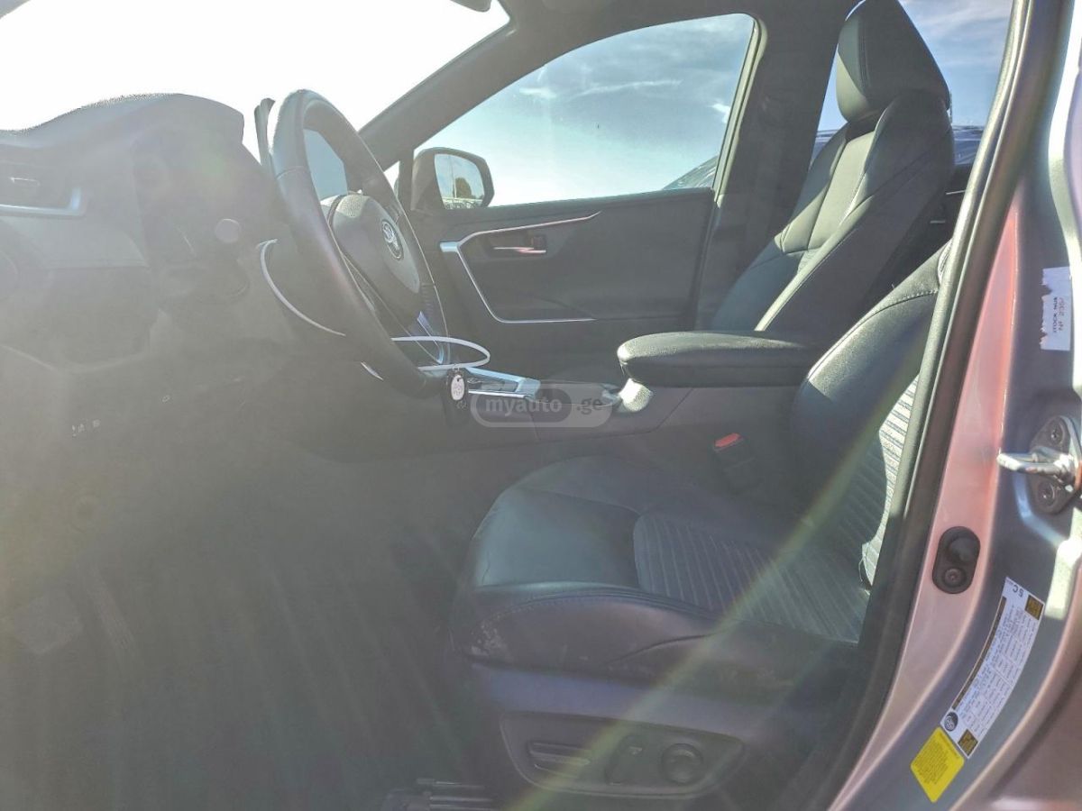 Toyota XSE 4dr All-Wheel Drive CVT — миниатюра 6