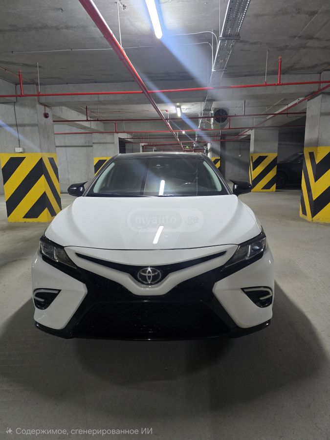 Toyota Camry - фото 1