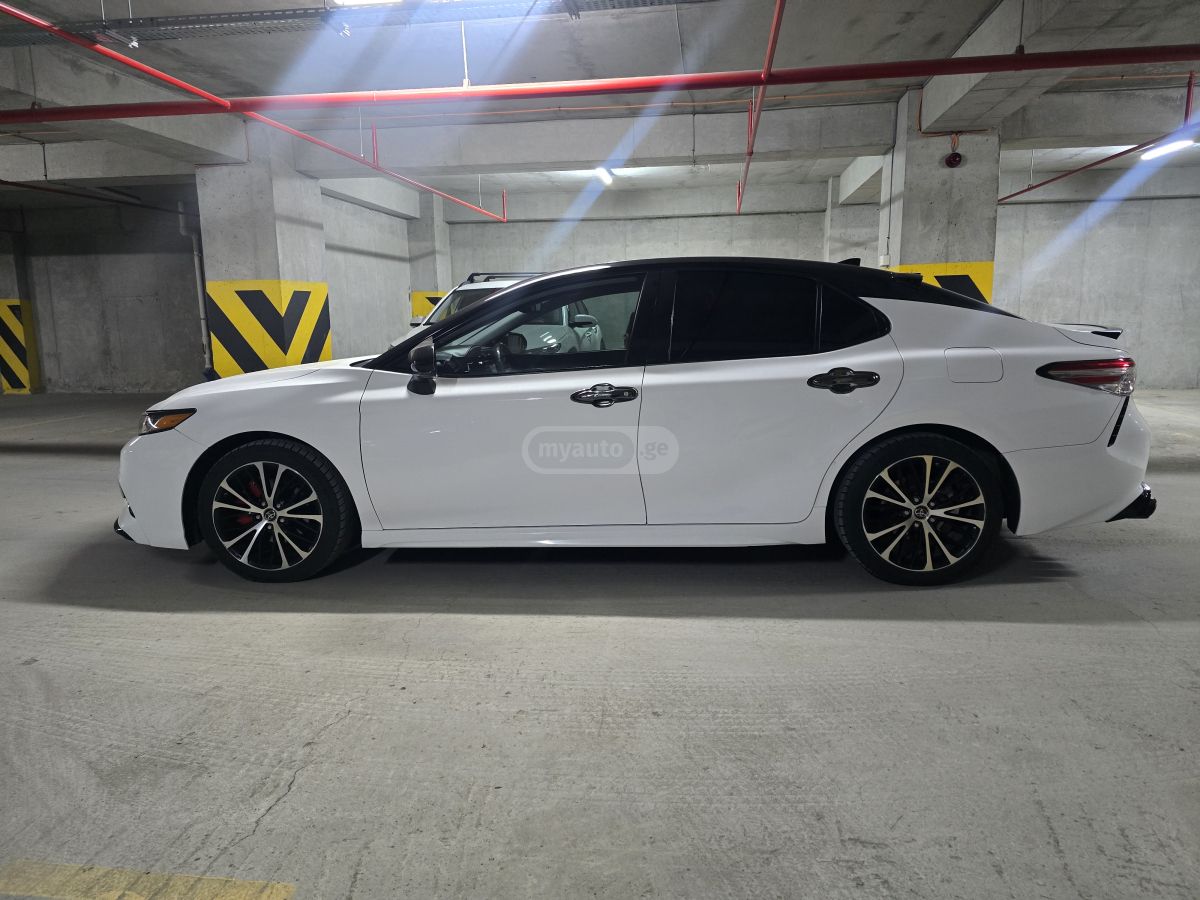 Toyota Camry - фото 2