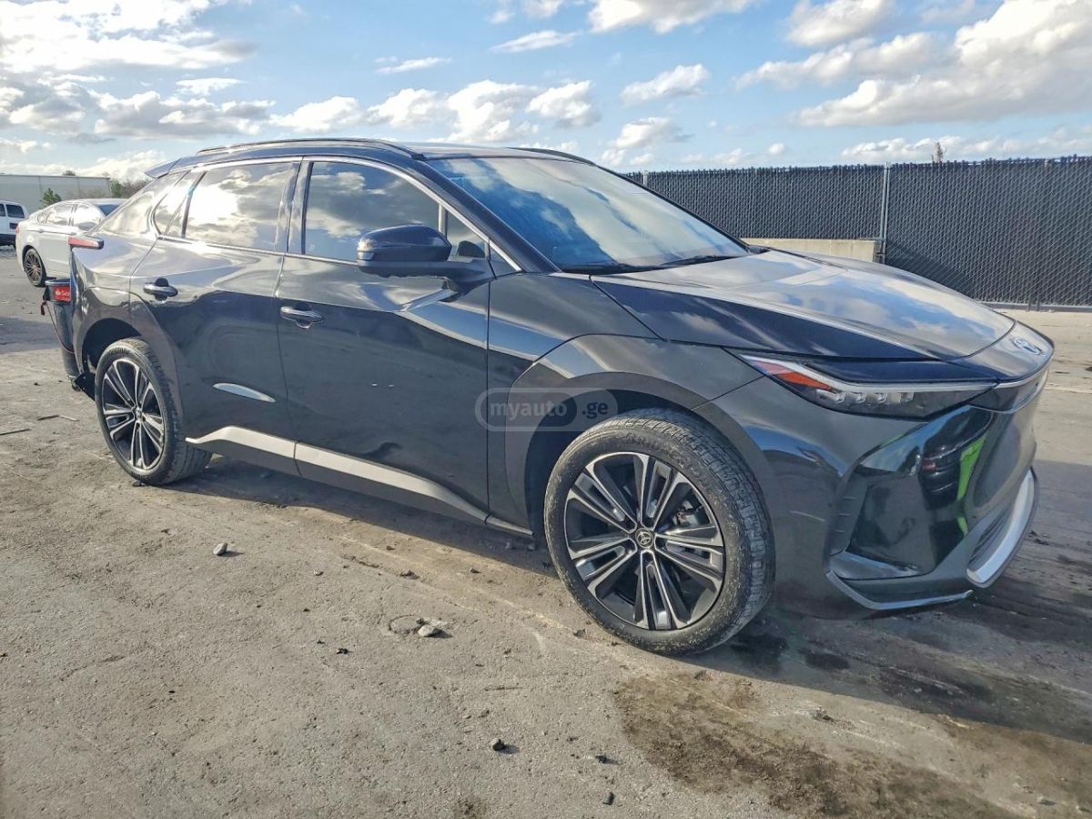 Toyota bZ4X - фото 1