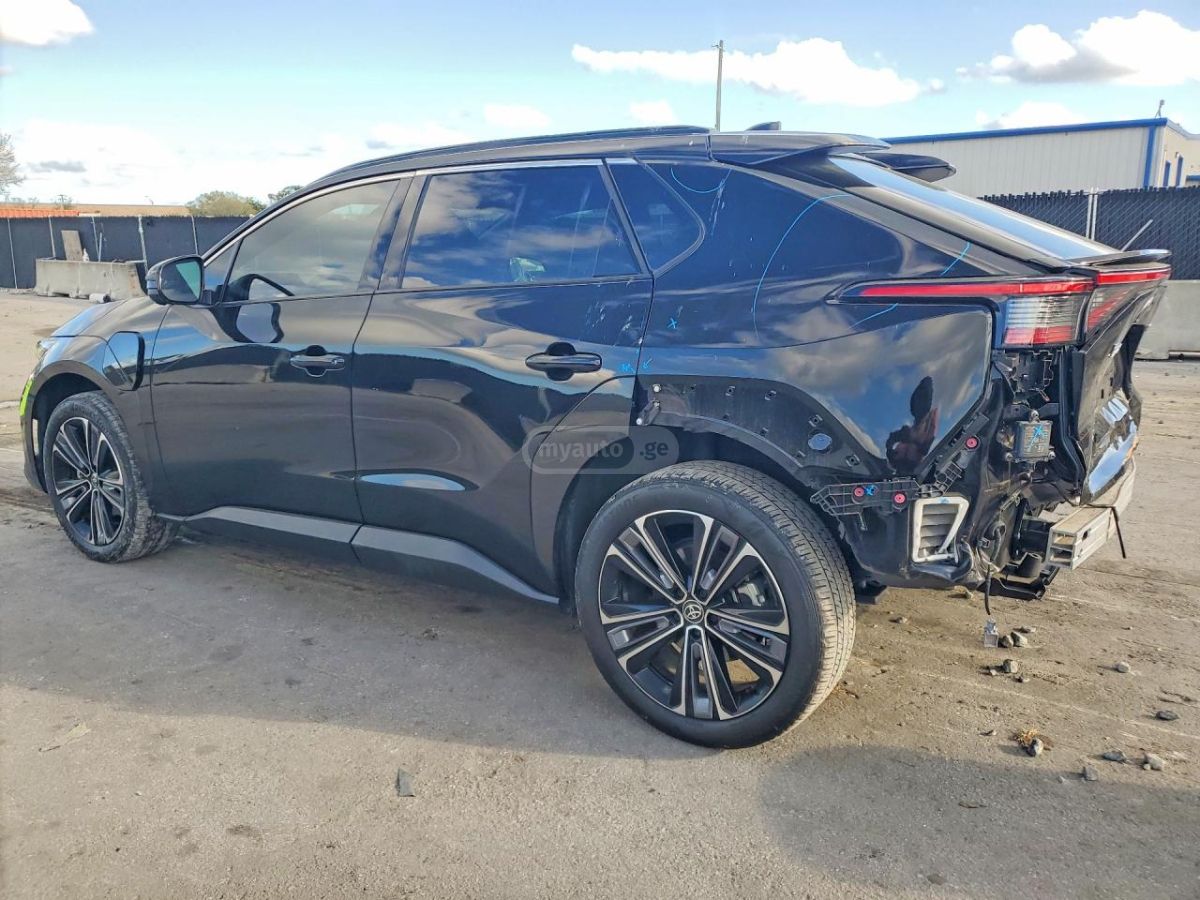 Toyota bZ4X - фото 3