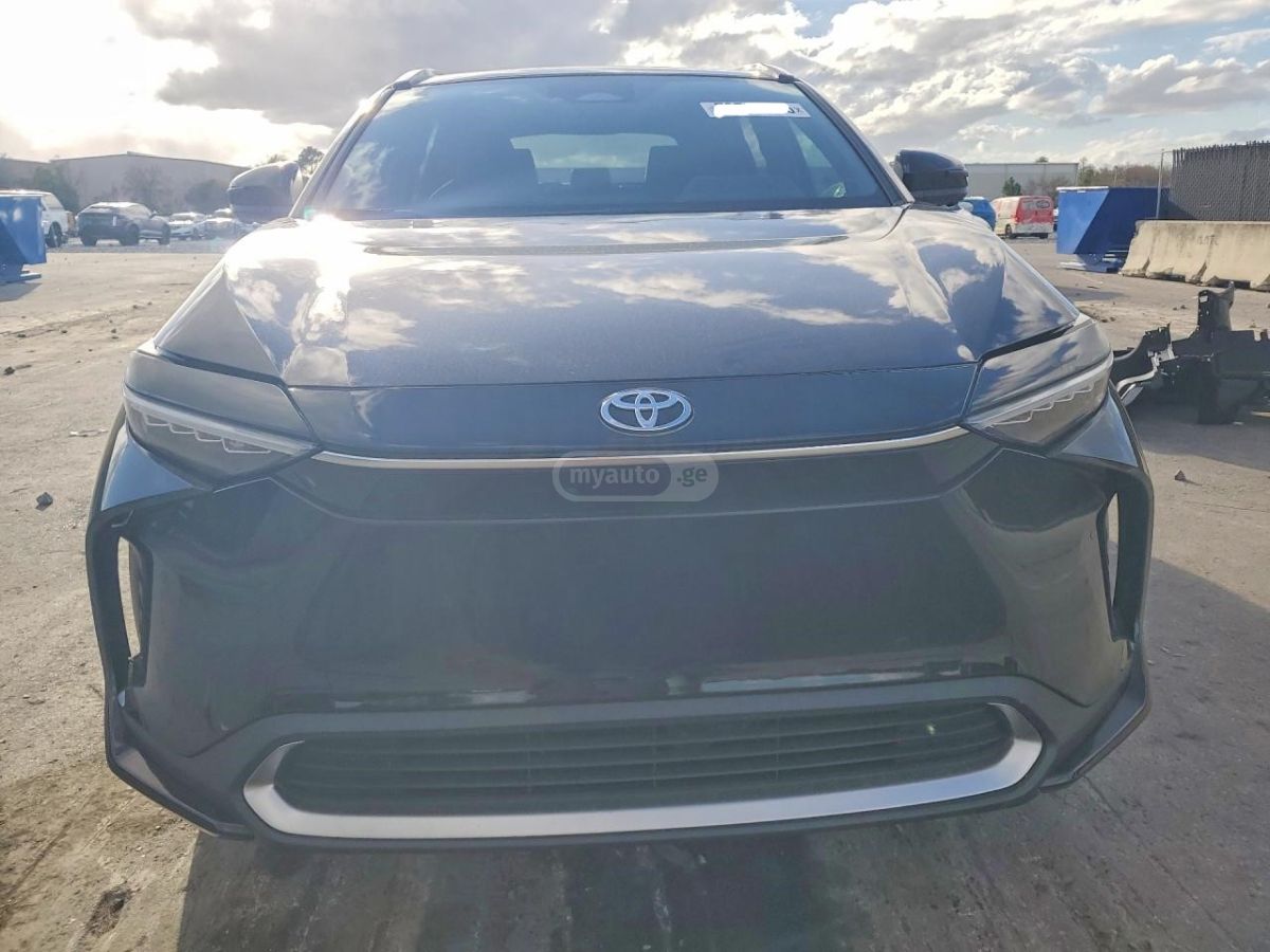 Toyota bZ4X - фото 5
