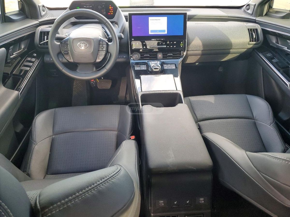 Toyota bZ4X - фото 8