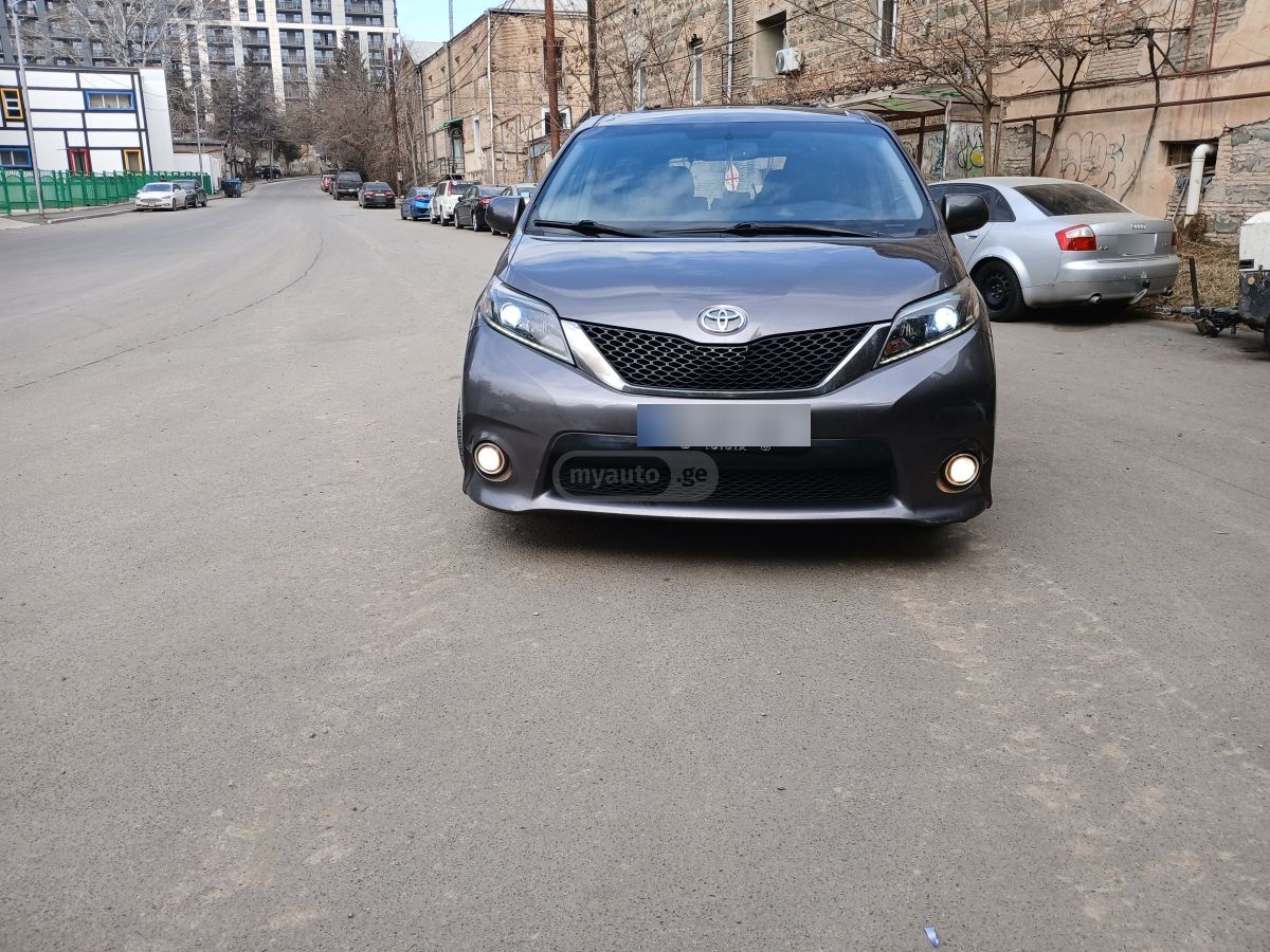 Toyota Sienna - фото 1