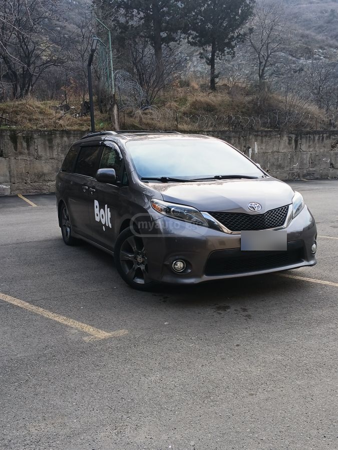 Toyota Sienna - фото 2