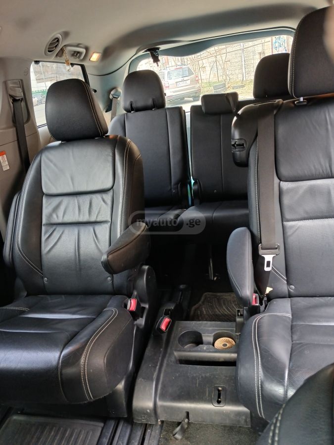 Toyota Sienna - фото 3