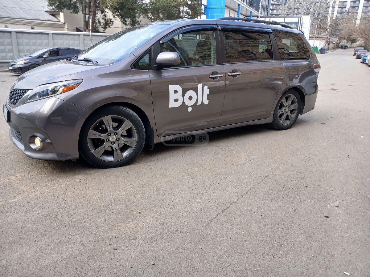 Toyota Sienna - фото 5