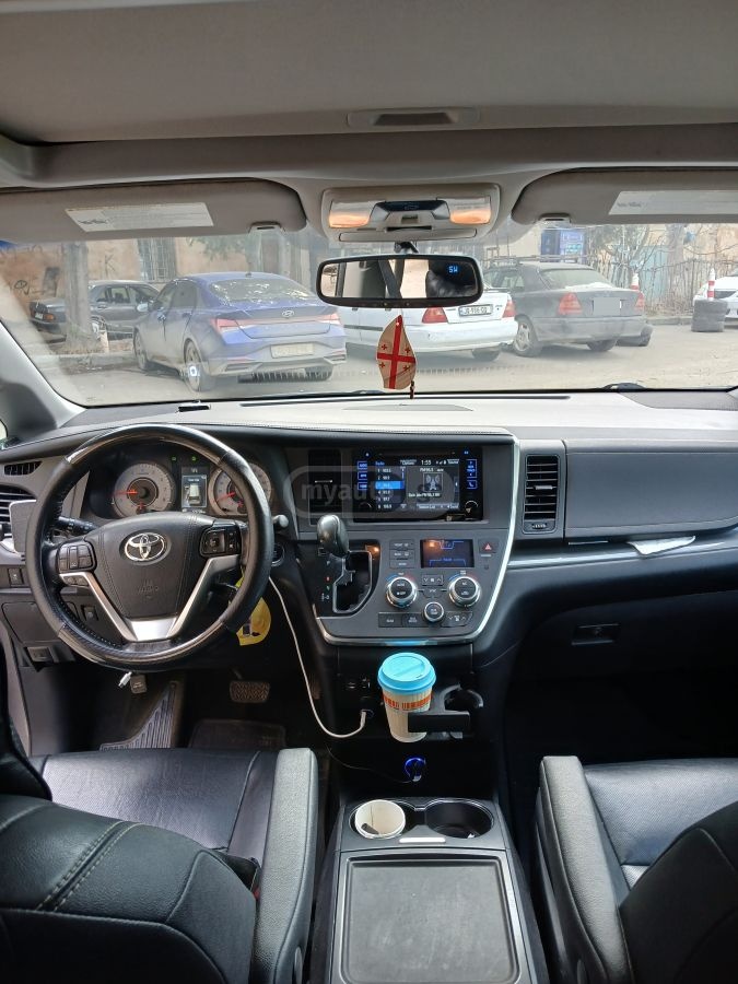 Toyota Sienna - фото 6