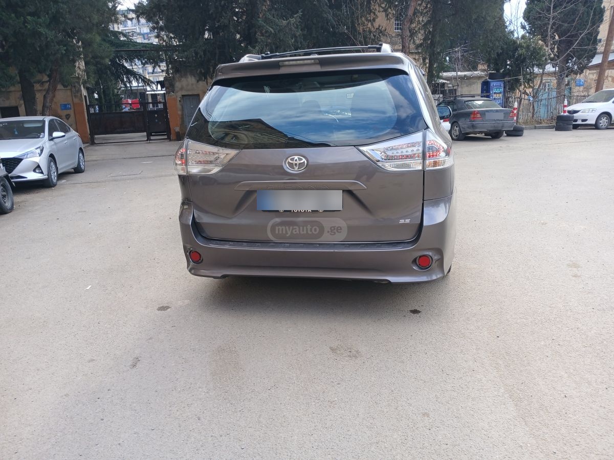 Toyota Sienna - фото 7