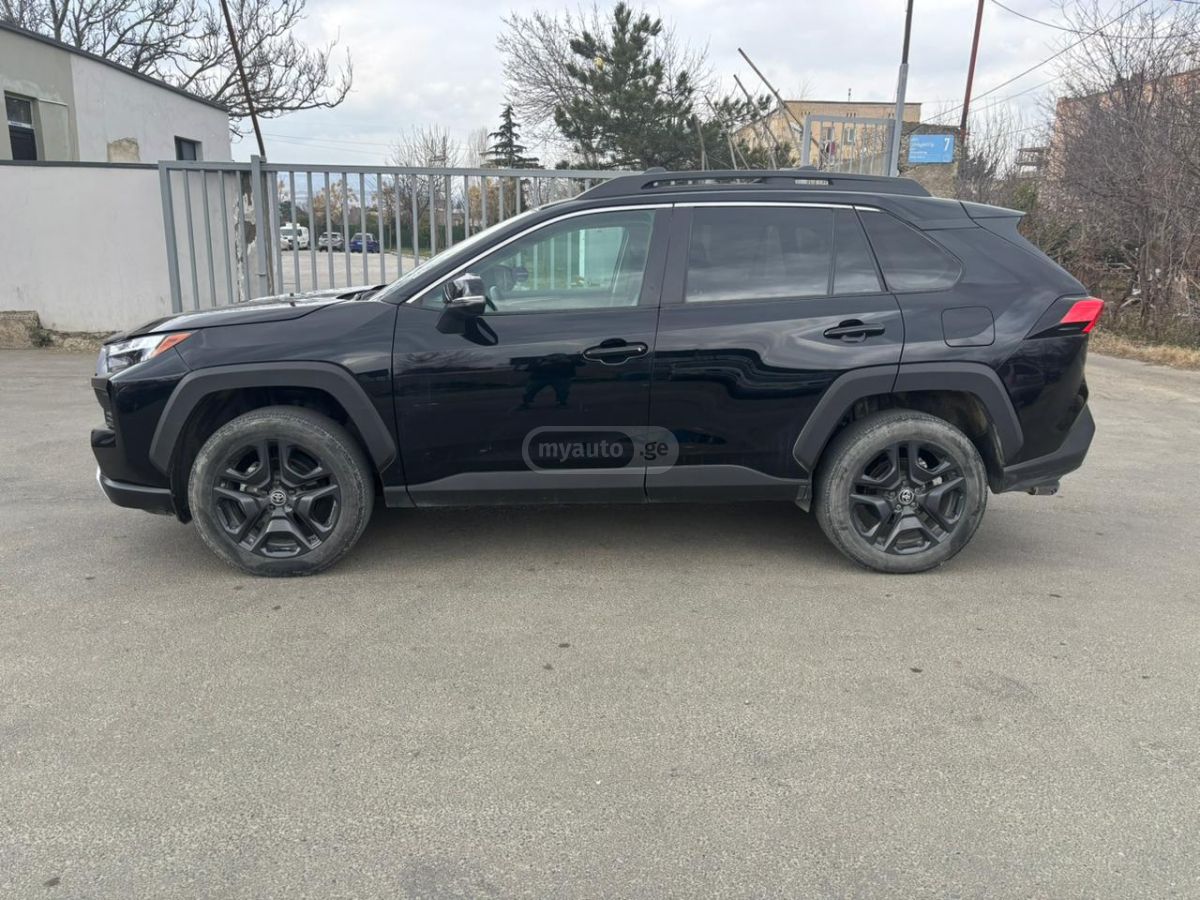 Toyota Adventure 4dr All Wheel Drive — миниатюра 3