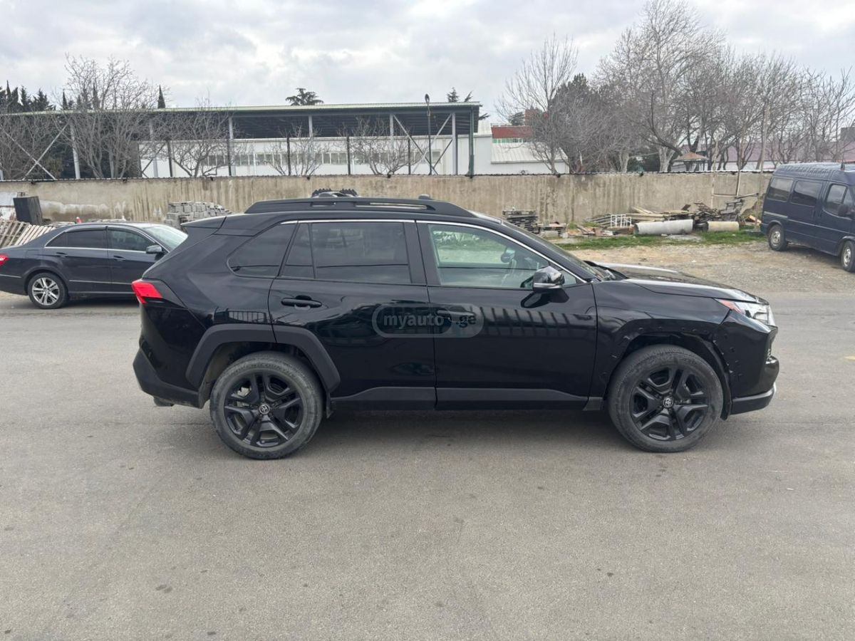 Toyota Adventure 4dr All Wheel Drive — миниатюра 4