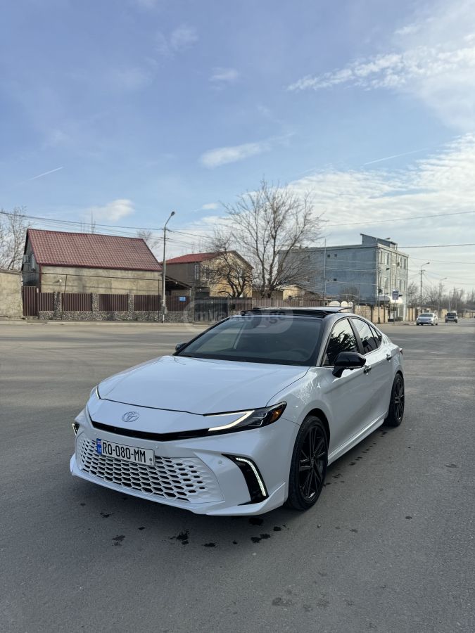 Toyota Camry - фото 1