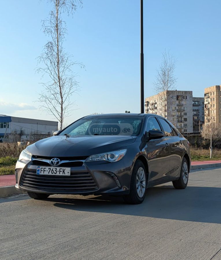 Toyota Camry - фото 1
