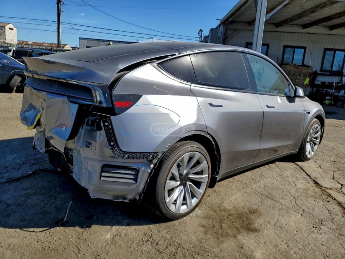 Tesla Model Y - фото 6