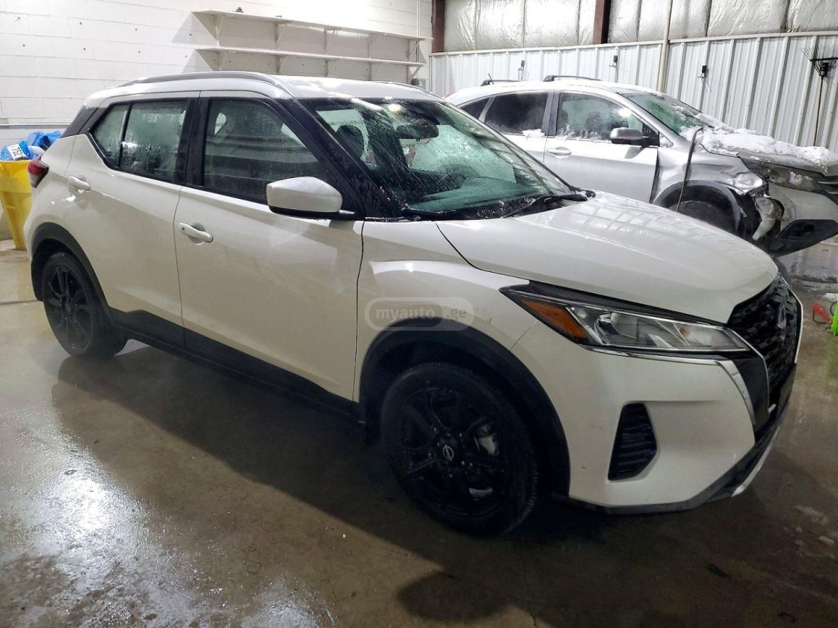 Nissan Kicks SV 4dr Front-Wheel Drive CVT 2023 — миниатюра 4