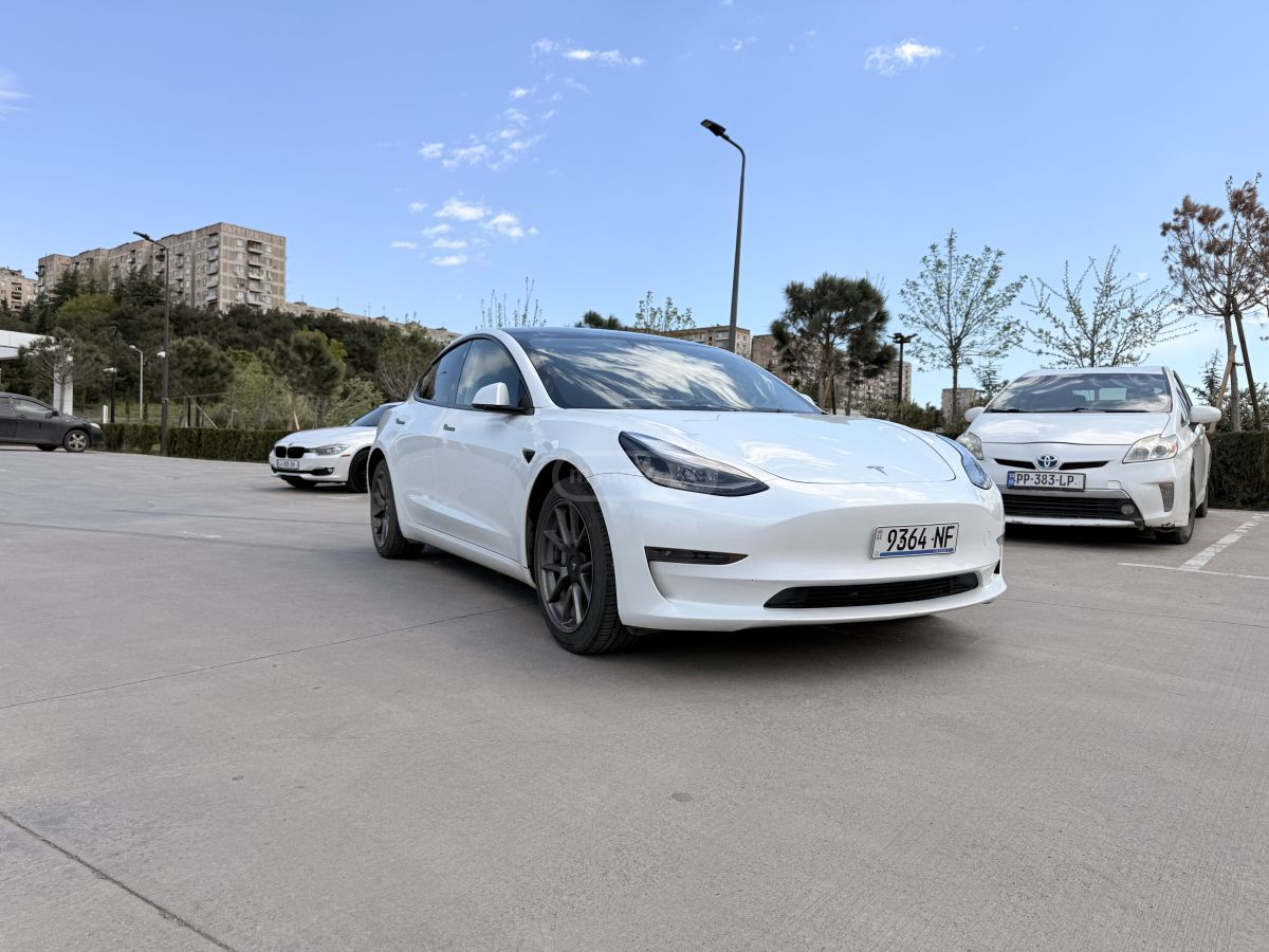Tesla Model 3 - фото 1