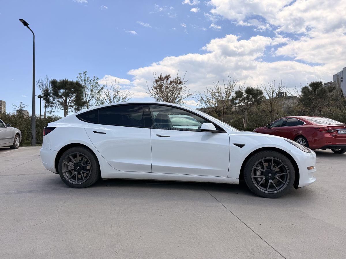 Tesla Model 3 - фото 2