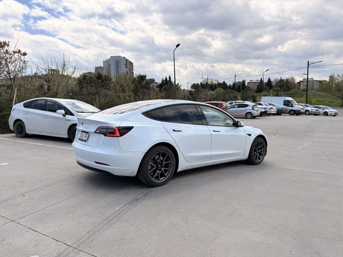 Tesla Model 3 - фото 4