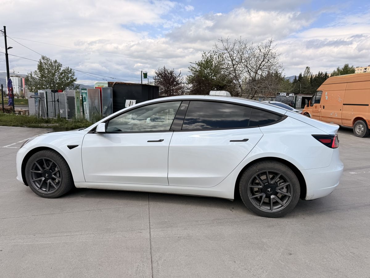 Tesla Model 3 - фото 6