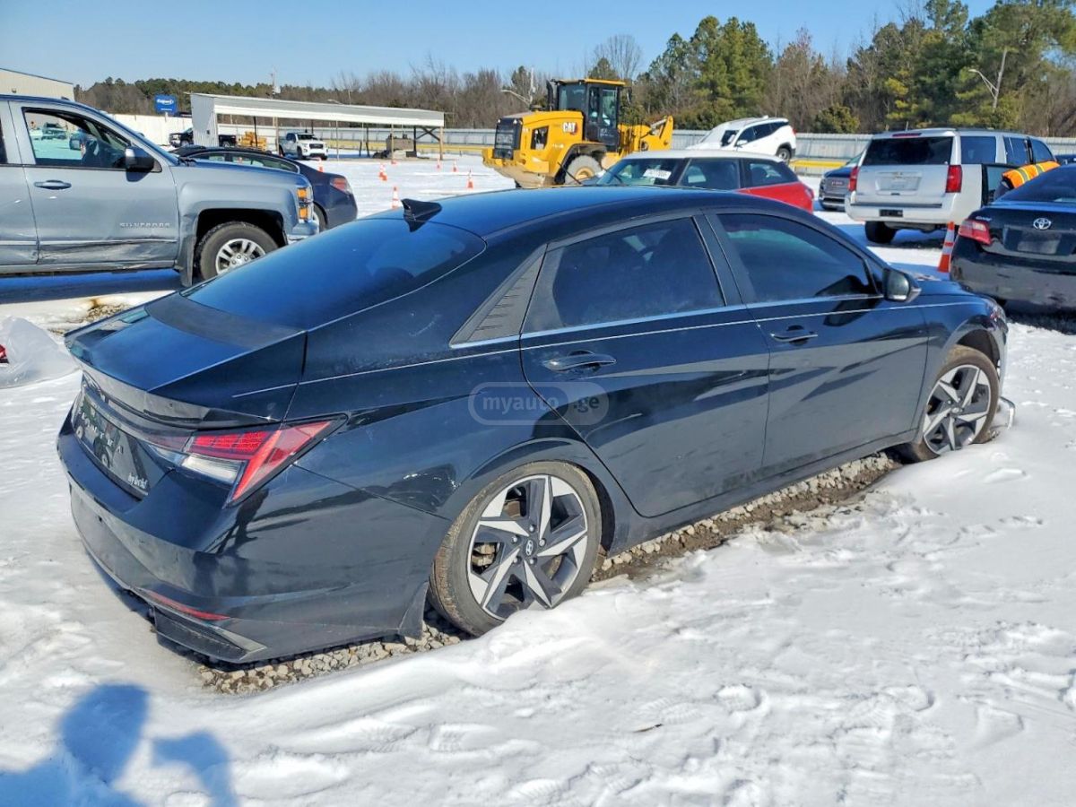 Hyundai Elantra - фото 3