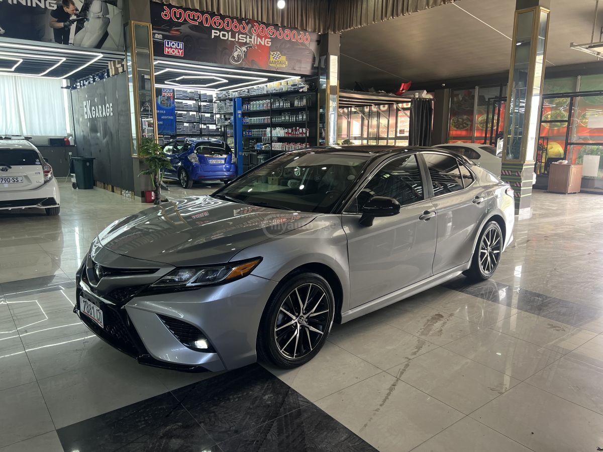 Toyota Camry - фото 1