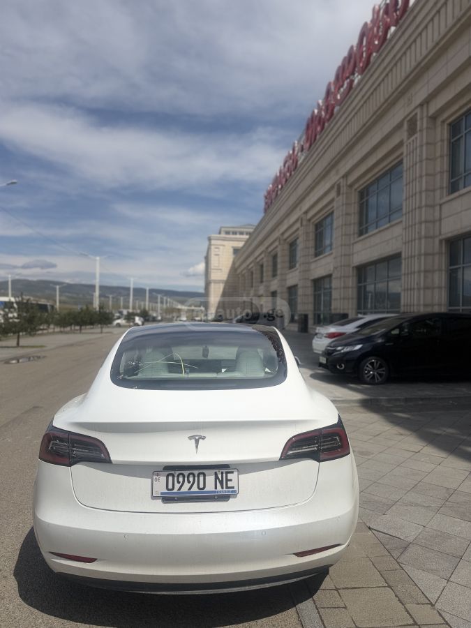 Tesla Model 3 - фото 9