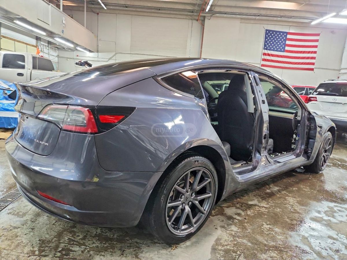 Tesla Model 3 - фото 3