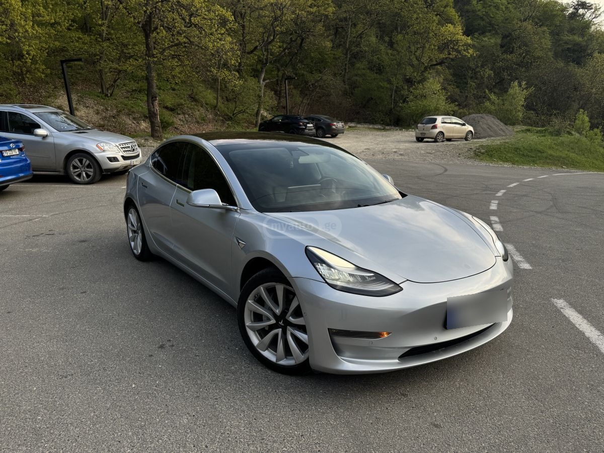 Tesla Model 3 - фото 1