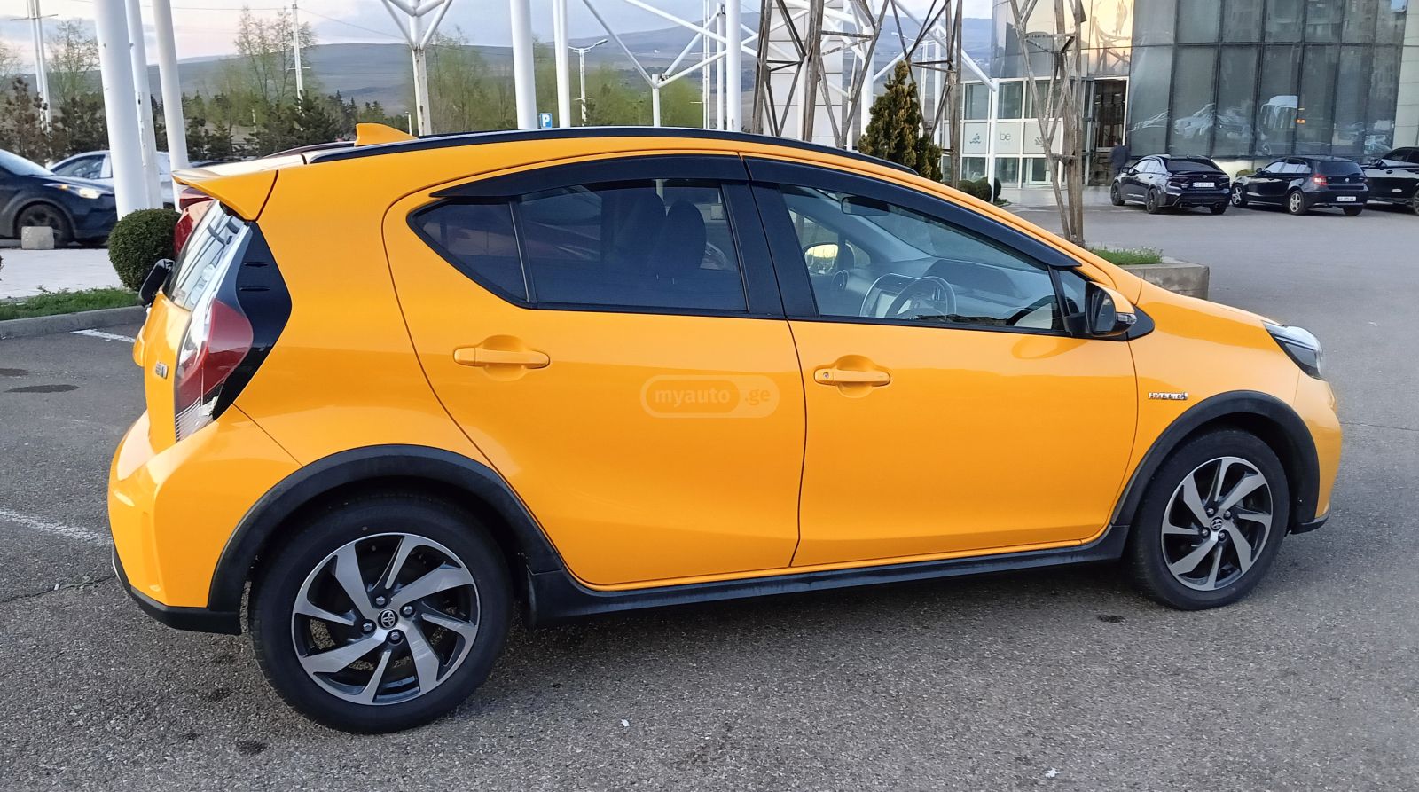 Toyota Aqua - фото 3