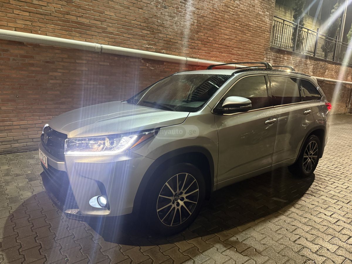 Toyota Highlander - фото 1