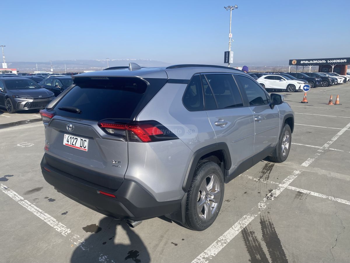 Toyota XLE 4dr Front-Wheel Drive Auto — миниатюра 2