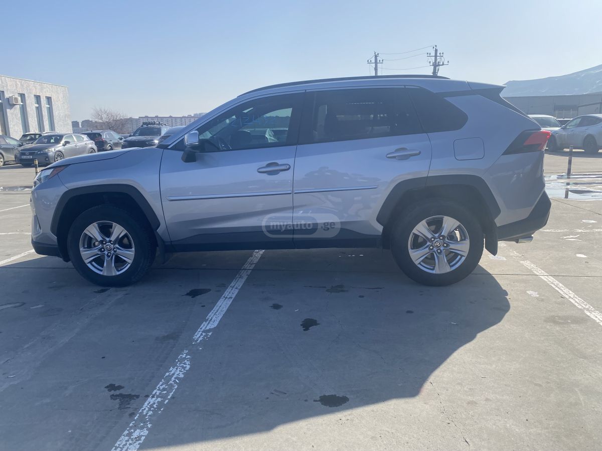 Toyota XLE 4dr Front-Wheel Drive Auto — миниатюра 3