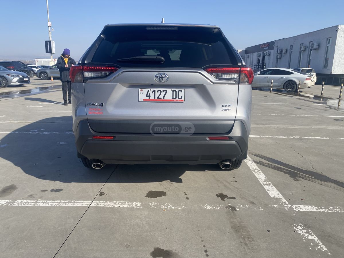 Toyota XLE 4dr Front-Wheel Drive Auto — миниатюра 4