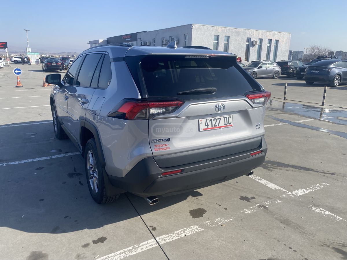 Toyota XLE 4dr Front-Wheel Drive Auto — миниатюра 5