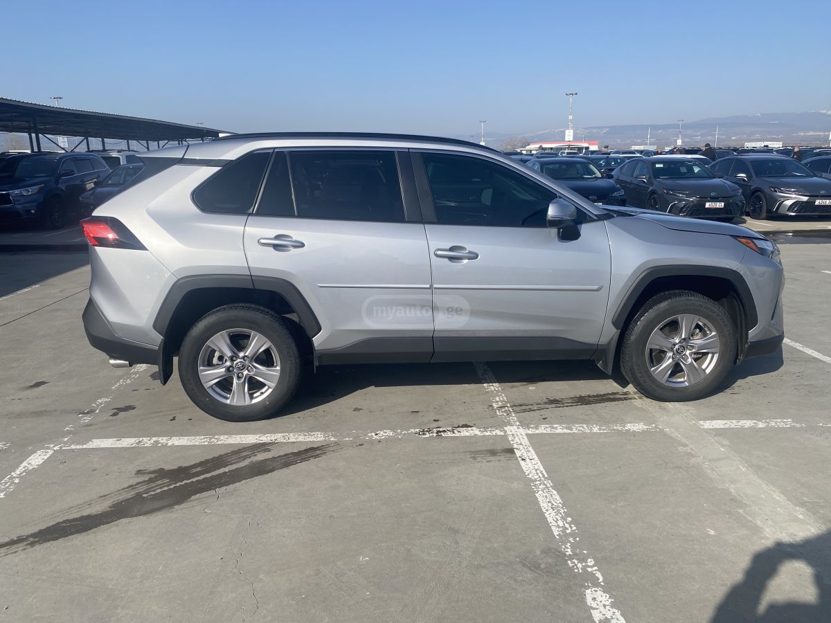 Toyota XLE 4dr Front-Wheel Drive Auto — миниатюра 6