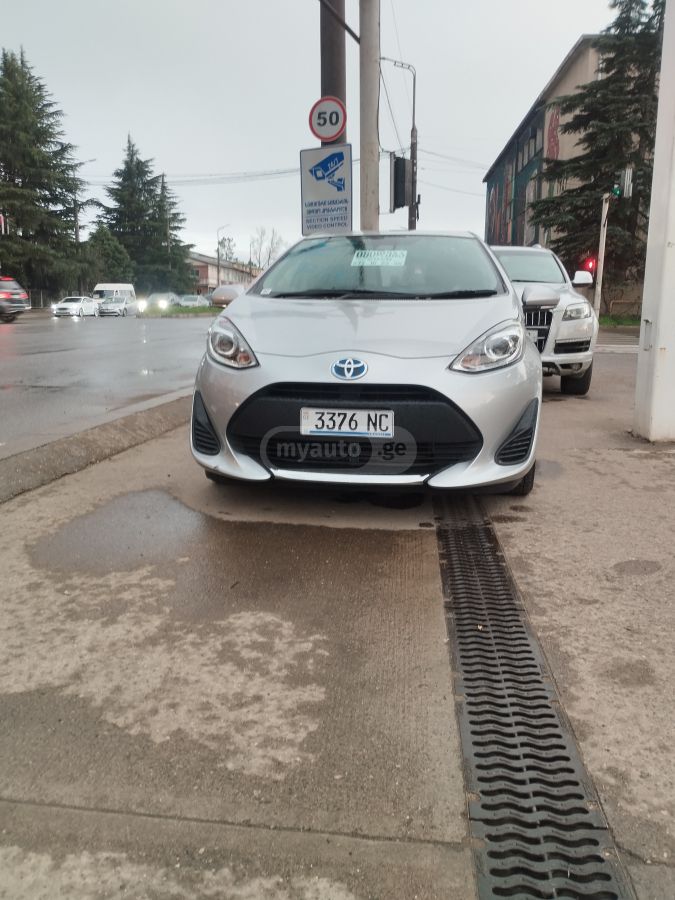 Toyota Aqua - фото 2