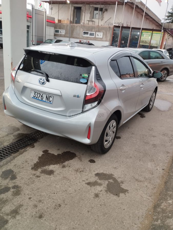 Toyota Aqua - фото 4