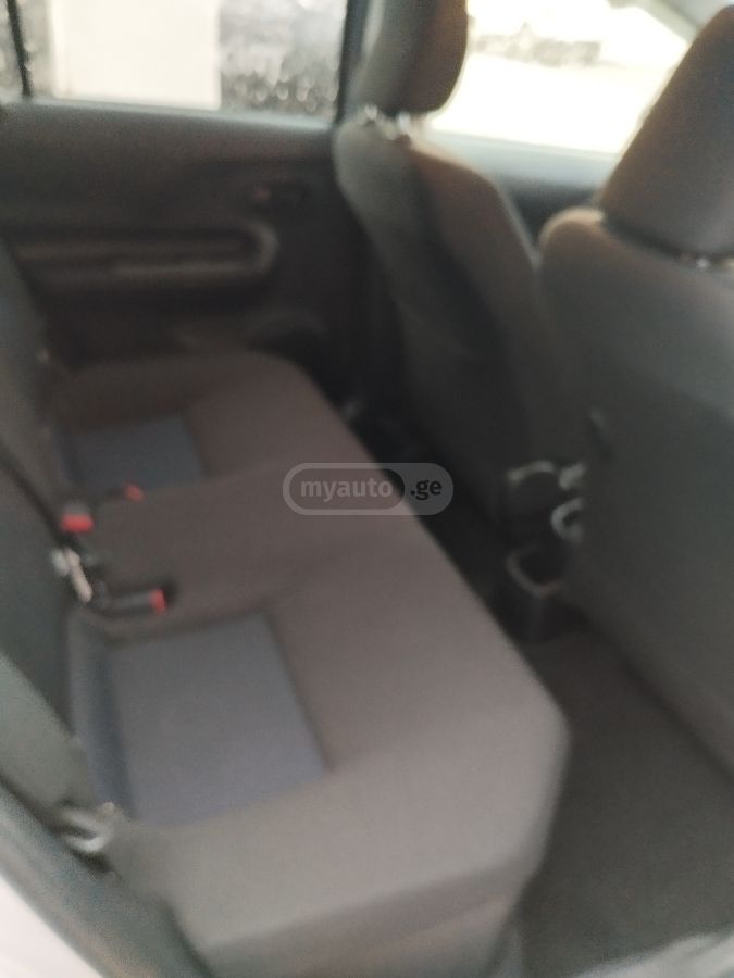 Toyota Aqua - фото 8