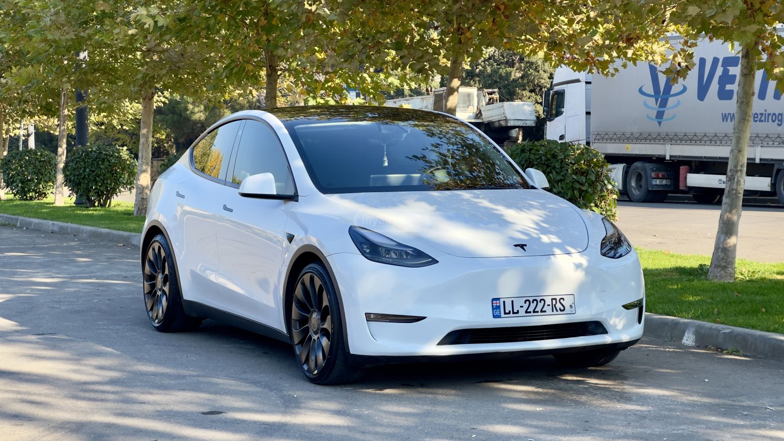 Tesla Model Y - фото 7