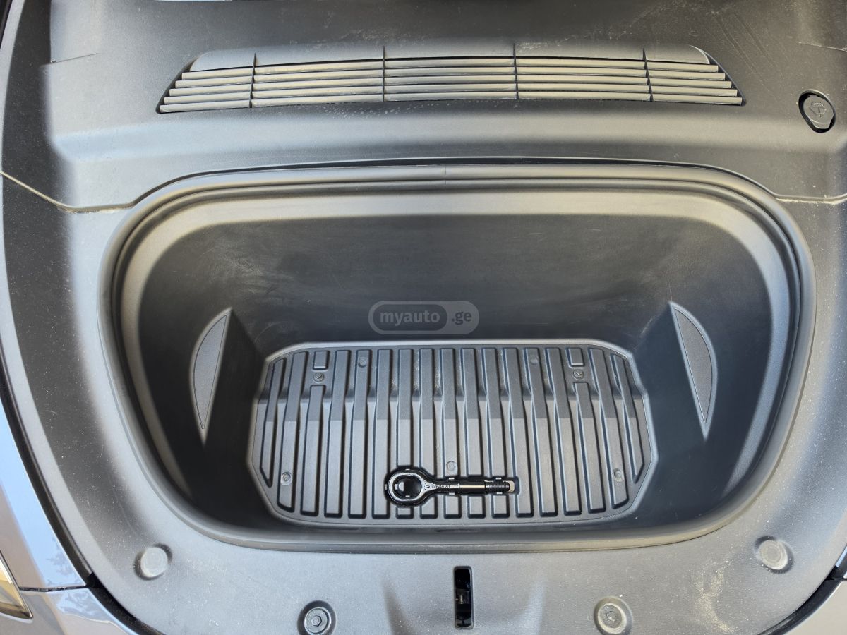 Tesla Model Y - фото 12