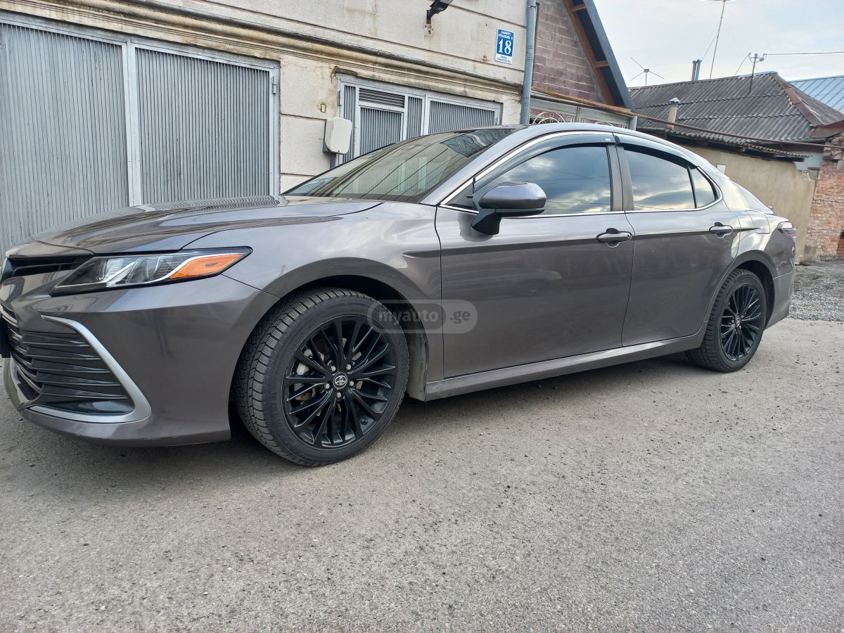 Toyota Camry - фото 1