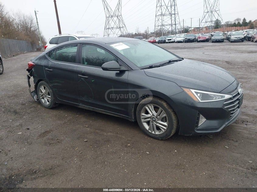 Hyundai Elantra - фото 1