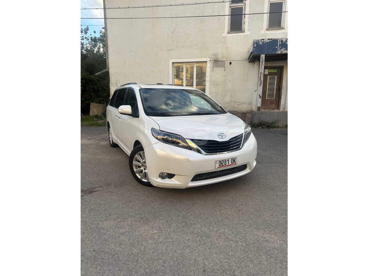 Toyota Sienna - фото 1