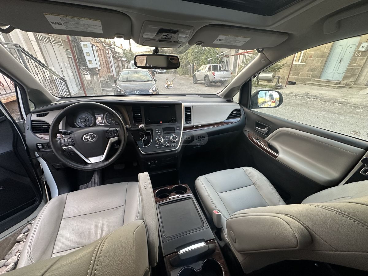 Toyota Sienna - фото 11