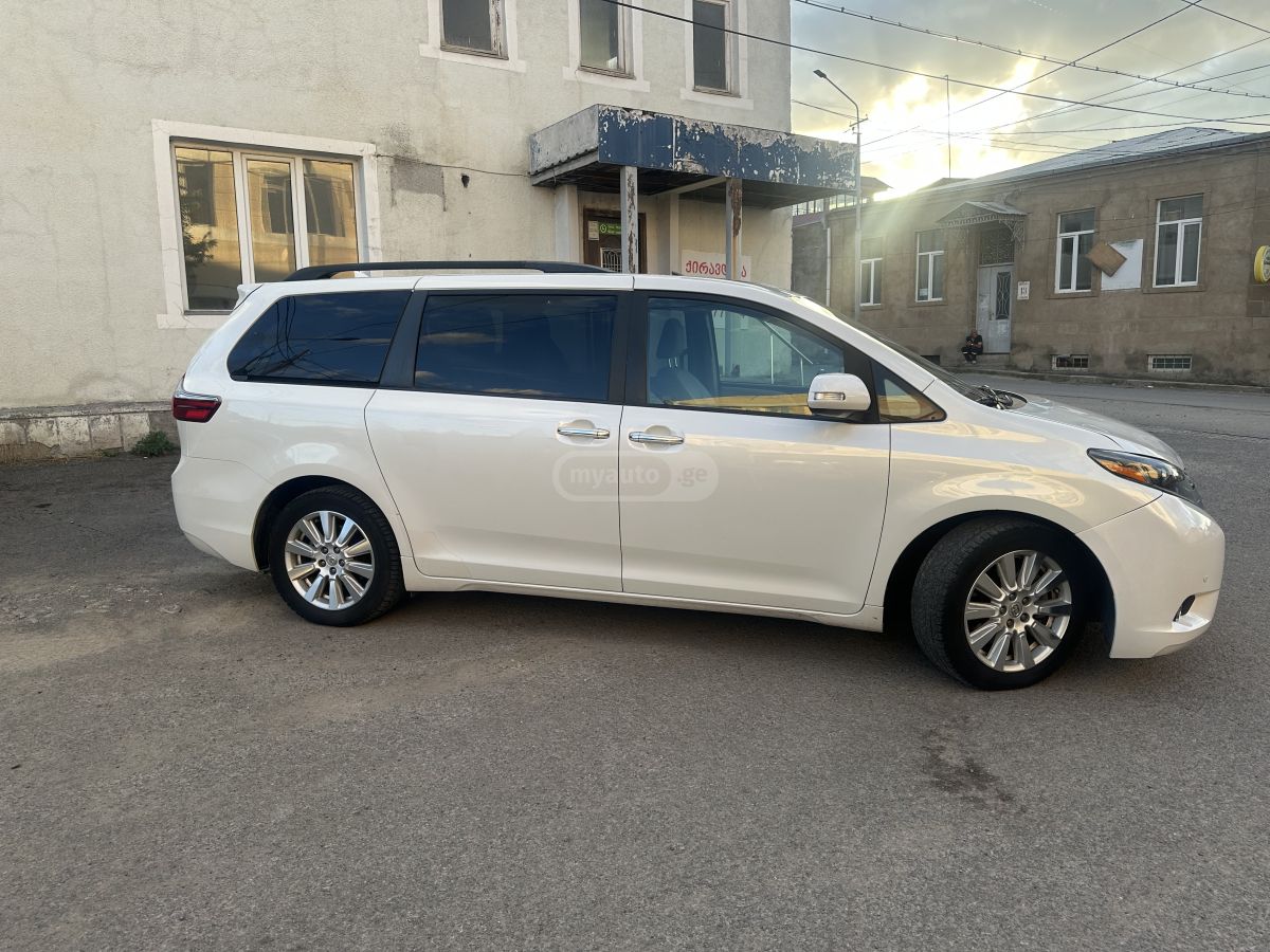 Toyota Sienna - фото 2