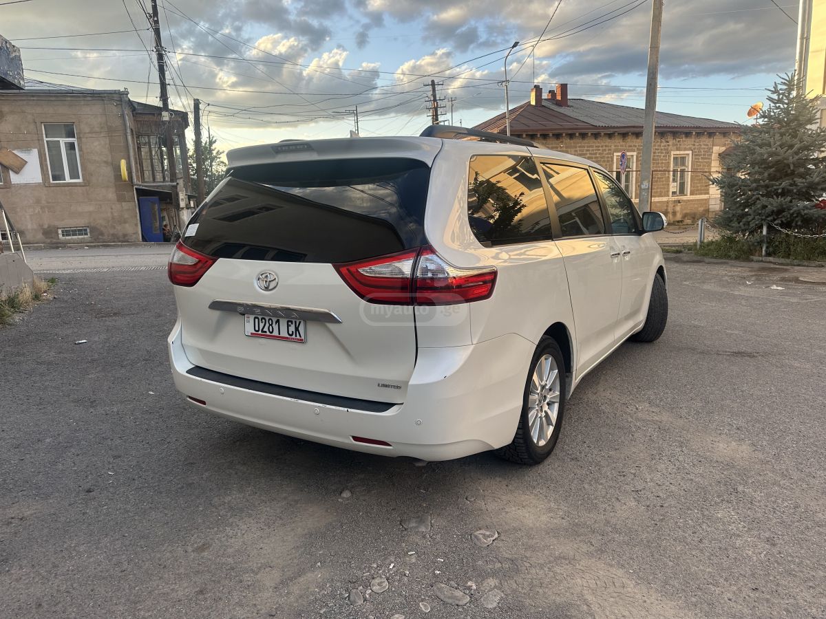 Toyota Sienna - фото 3