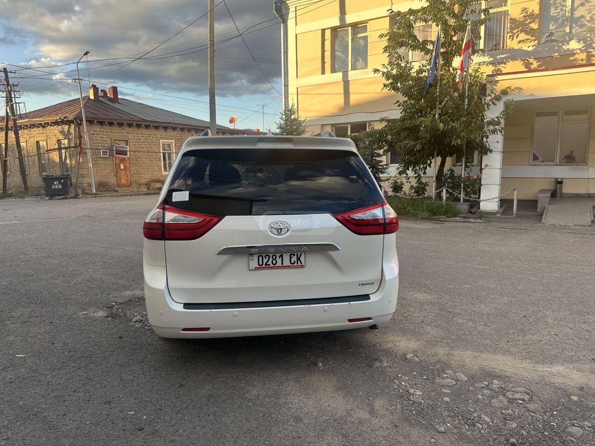 Toyota Sienna - фото 4