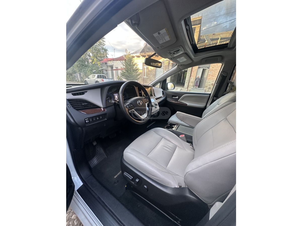 Toyota Sienna - фото 7