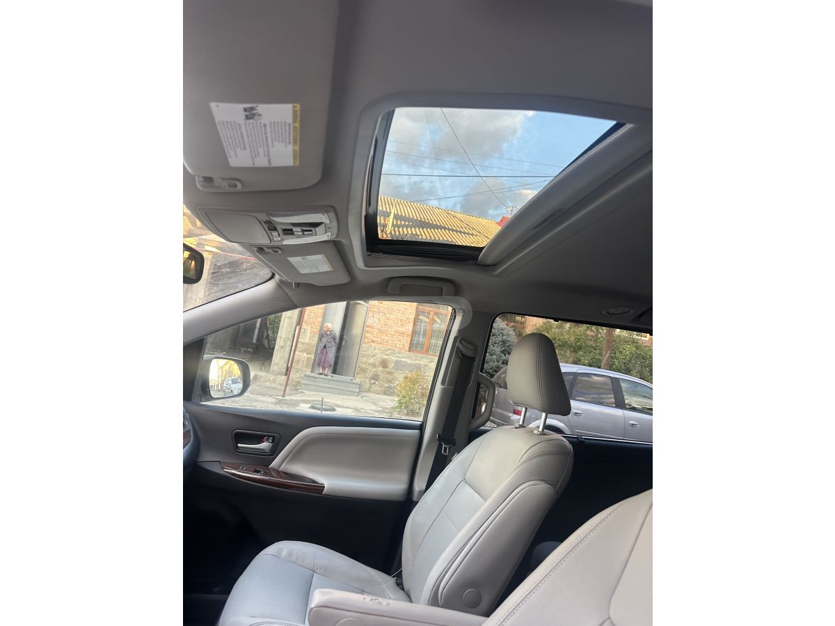 Toyota Sienna - фото 8